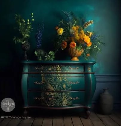 Transferencia decorativa Foliage Finesse Kacha en aparador barroco verde oscuro restaurado - helechos y follaje dorado en puertas, ambiente dramático - Re-Design with Prima
