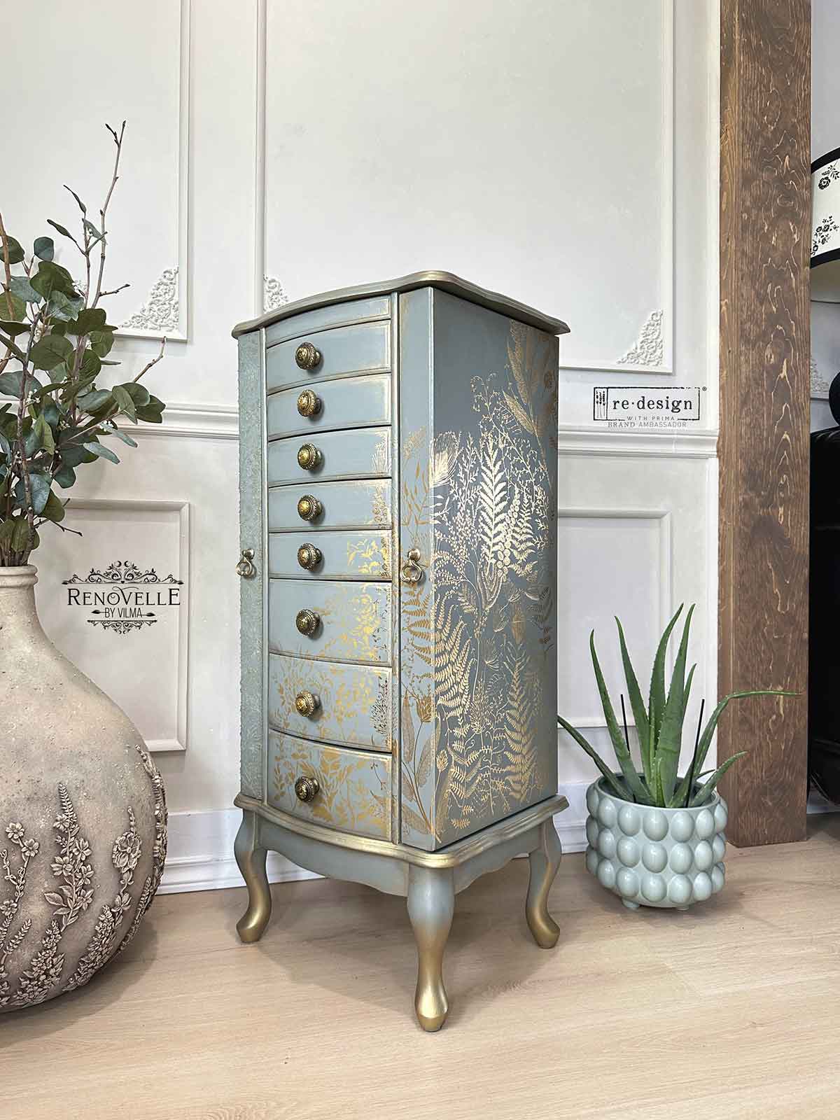 Transferencia decorativa Foliage Finesse Kacha en aparador teal con tapa de madera natural - helechos y follaje dorado en cajones - Re-Design with Prima
