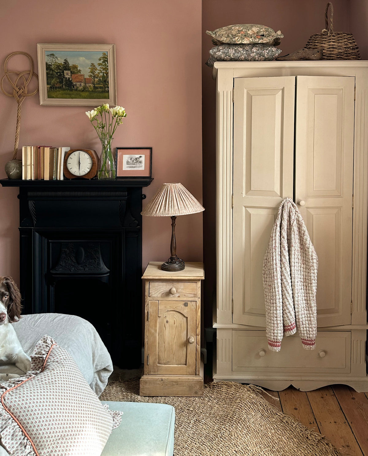 Composición decorativa con Wall Paint Terre Verte de Annie Sloan