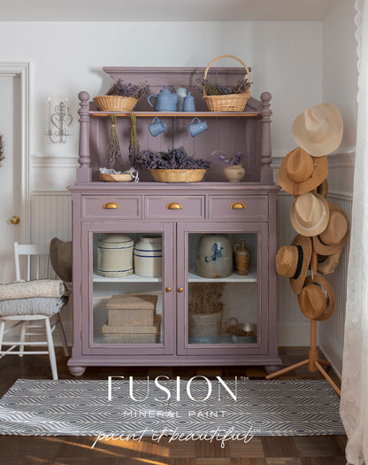 Aparador vintage restaurado con Fusion Mineral Paint Lavender Haze, acabado mate lavanda malva en ambiente cottage con lavanda seca