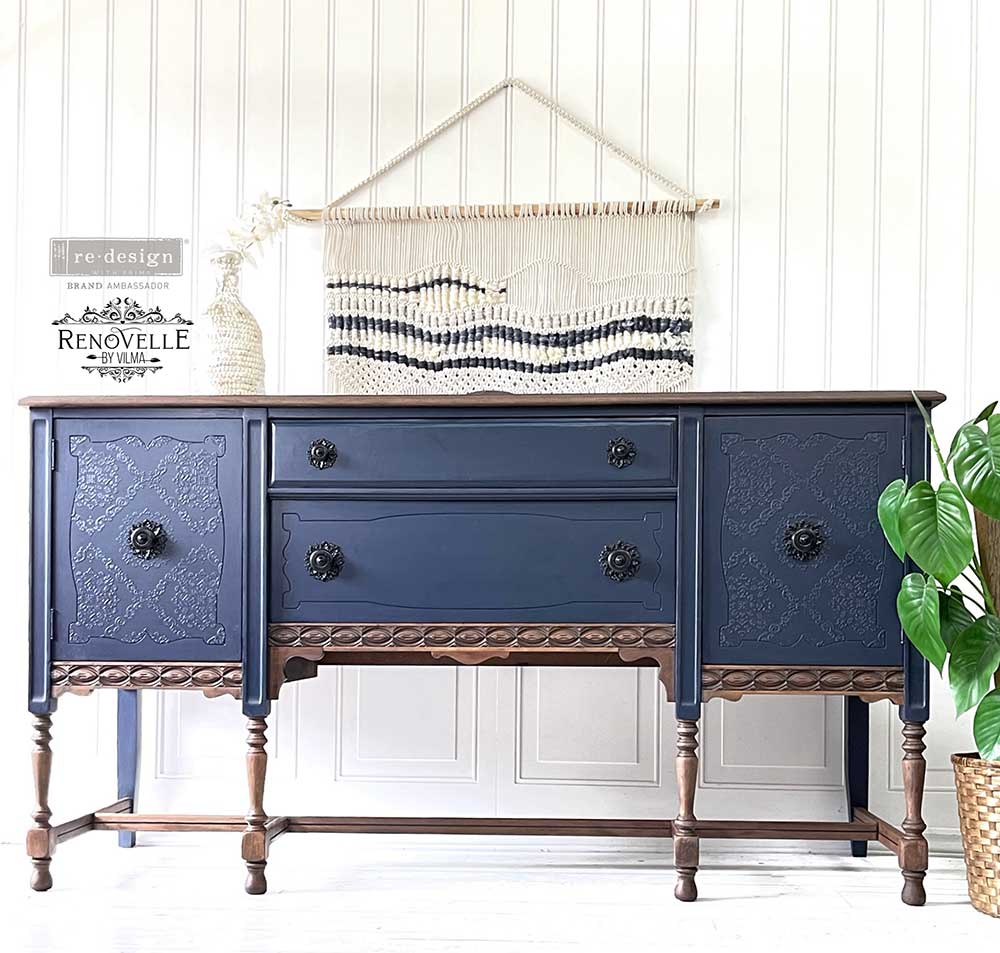 Stencil Modern Moroccan Kacha aplicado en pareja de mesitas blancas con tapa gris restauradas - patrón geométrico marroquí blanco en laterales y puertas con tela floral - Re-Design with Prima Content Creator - ambassador Lubbly Jubbly Furniture
