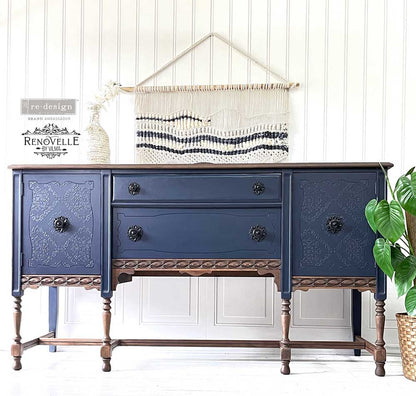 Stencil Modern Moroccan Kacha aplicado en pareja de mesitas blancas con tapa gris restauradas - patrón geométrico marroquí blanco en laterales y puertas con tela floral - Re-Design with Prima Content Creator - ambassador Lubbly Jubbly Furniture
