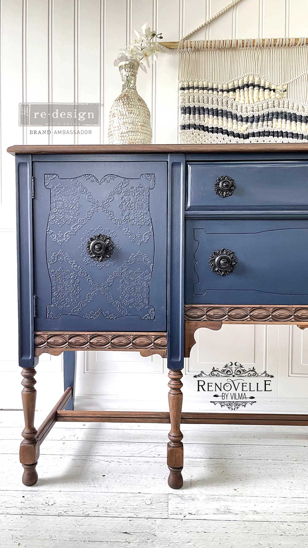 Stencil Modern Moroccan Kacha aplicado en mesa de centro blanca envejecida con patas de abedul restaurada - patrón geométrico marroquí topo en tablero - Re-Design with Prima Content Creator - ambassador Amini Design Ashburn
