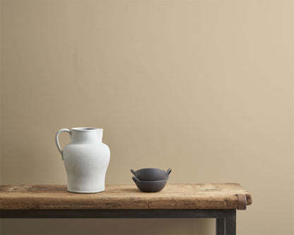 Pared en tono Old Ochre con bote de pintura Wall Paint de Annie Sloan
