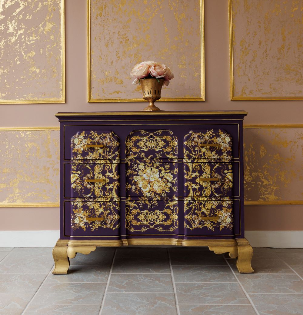 Transferencia decorativa Orleans Kacha en cómoda morada con transfer completo - arabescos florales dorados barrocos y patas doradas - Re-Design with Prima