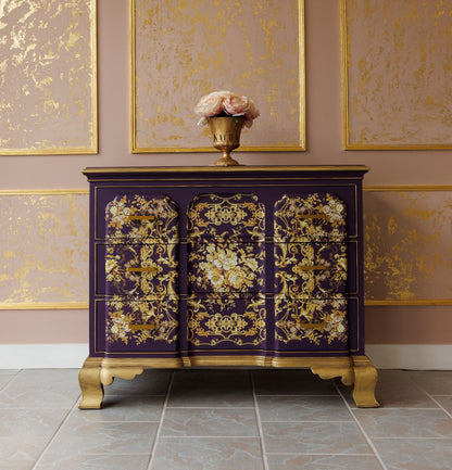 Transferencia decorativa Orleans Kacha en cómoda morada con transfer completo - arabescos florales dorados barrocos y patas doradas - Re-Design with Prima
