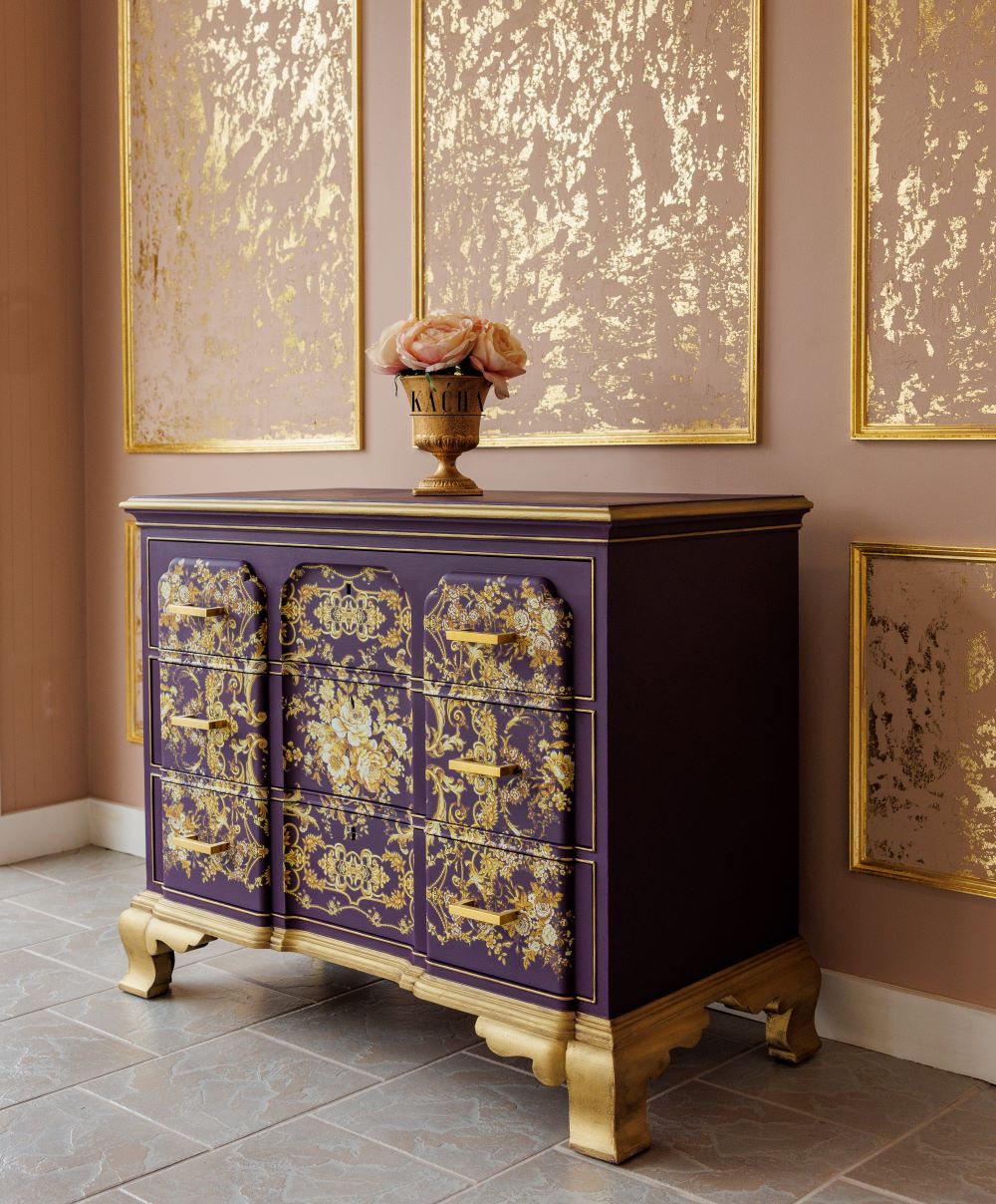 Transferencia decorativa Orleans Kacha en cómoda morada restaurada - vista lateral con arabescos y flores dorados barrocos - Re-Design with Prima