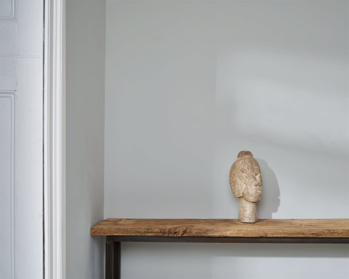 Pared en tono Paled Mallow con bote de pintura Wall Paint y escultura decorativa, Annie Sloan