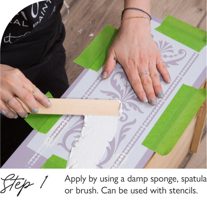 Aplicación pasta Fusion Mineral Paint Smooth Embossing con plantilla - técnica de relieve perlado sobre muebles