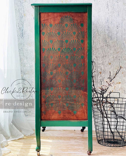 Stencil Deco Peacock Kacha aplicado en armario verde esmeralda restaurado - patrón de plumas de pavo real teal sobre puerta de madera natural, ambassador Click2Restore - Re-Design with Prima
