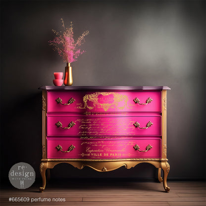 Transferencia decorativa Gold Foil Perfume Notes Kacha en cómoda bombé fucsia con detalles dorados restaurada - texto dorado Les Sirènes Perfumes Exposition Universelle Ville de Paris en cajones - Re-Design with Prima
