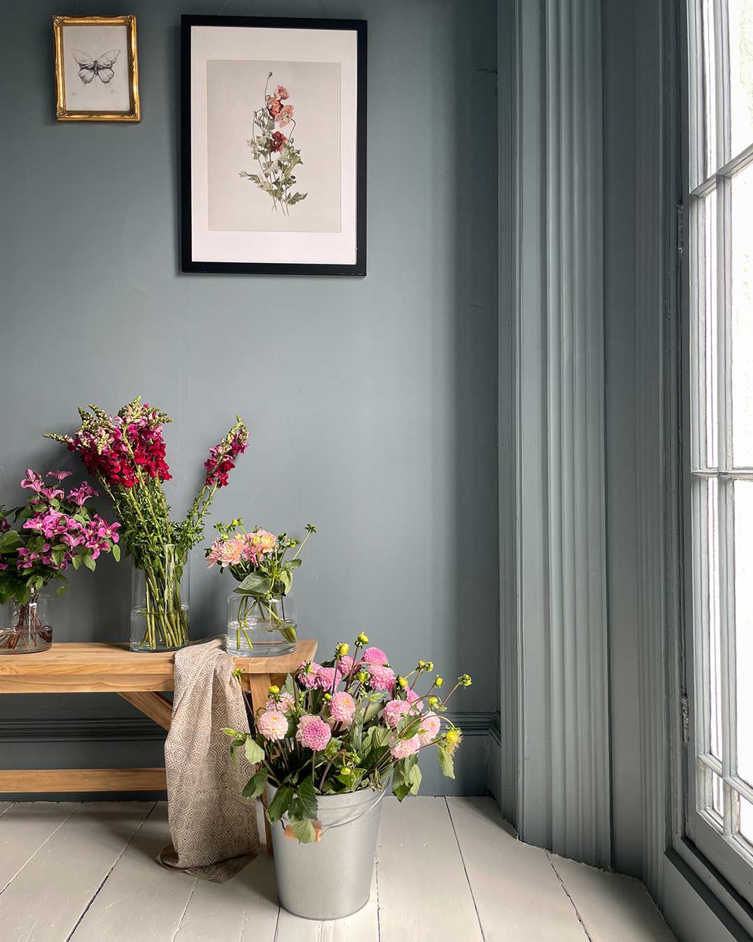 Rincón decorado con Wall Paint Cambrian Blue de Annie Sloan