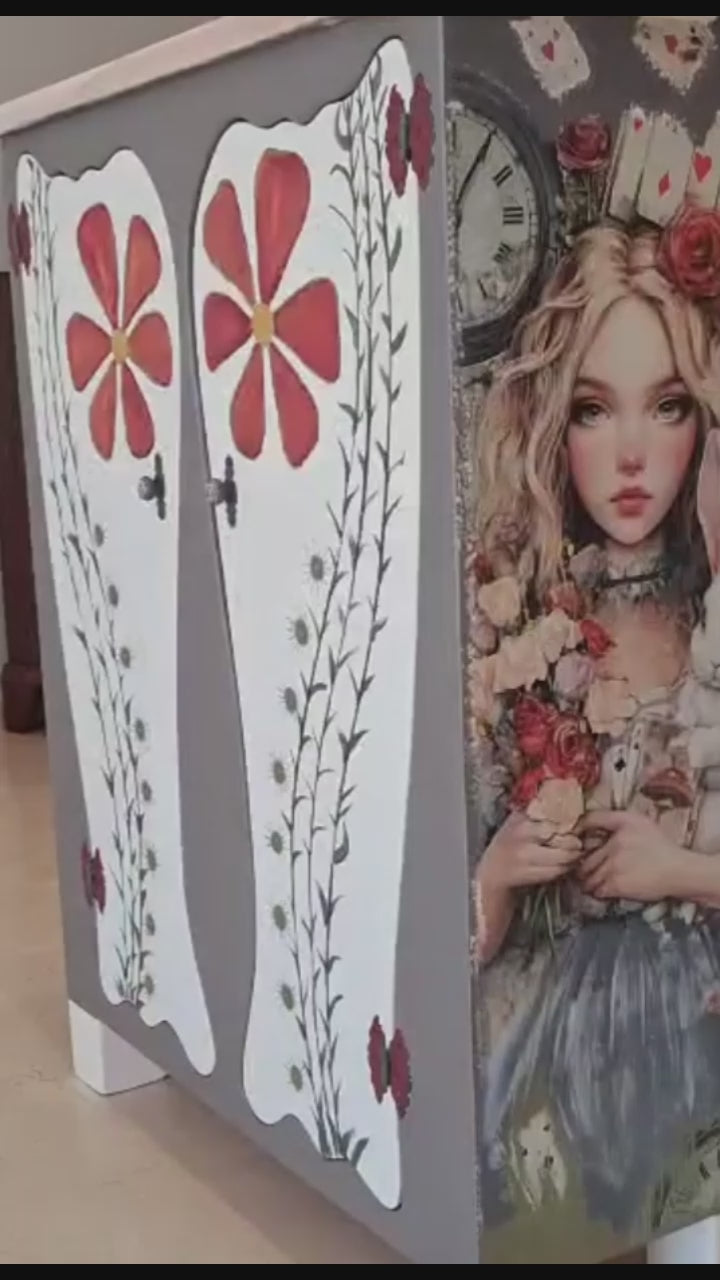 Aparador artesanal Alicia en el País de las Maravillas - decoupage hecho a mano en madera maciza de haya Anaqa Design. video