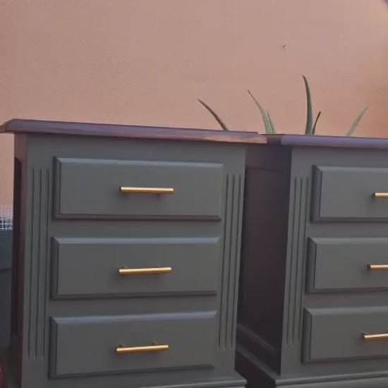 Vídeo de mesitas de noche antiguas restauradas en verde oliva — juego de 2 de madera maciza de pino español pintadas a mano, Anaqa Design