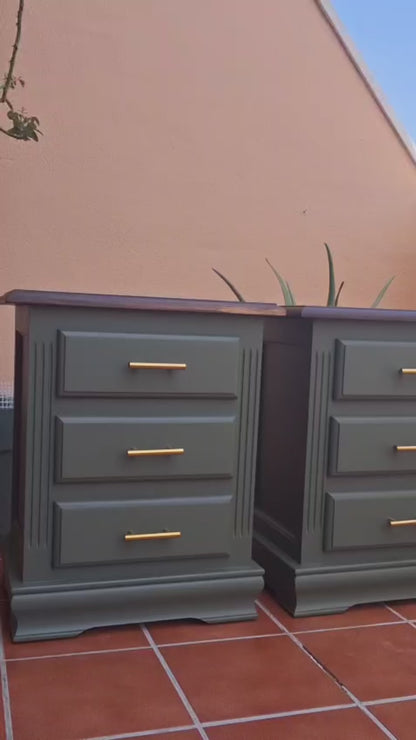 Vídeo de mesitas de noche antiguas restauradas en verde oliva — juego de 2 de madera maciza de pino español pintadas a mano, Anaqa Design