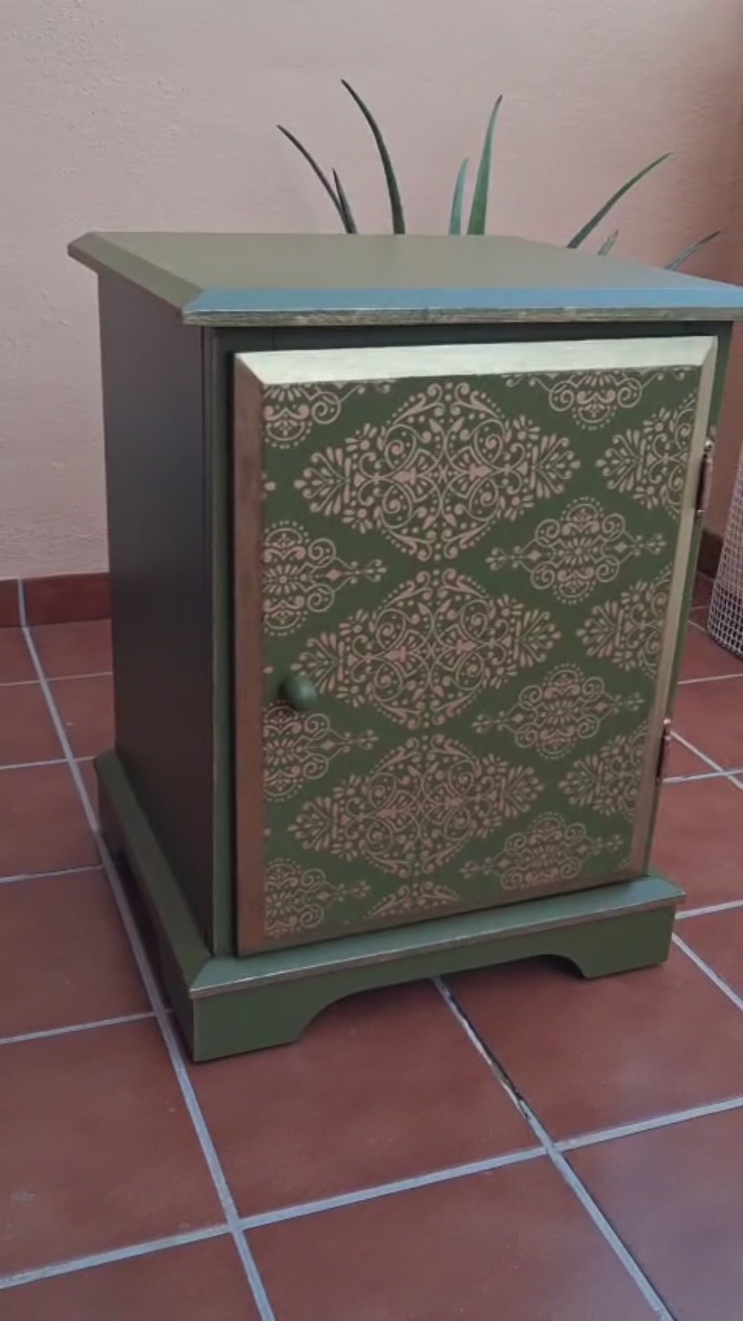 Vídeo de mueble auxiliar marroquí verde oliva pintado a mano, armario restaurado artesanalmente — Anaqa Design