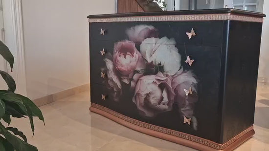 Cómoda antigua restaurada artesanalmente con rosas, damasco lateral y tiradores mariposa bronce. video
