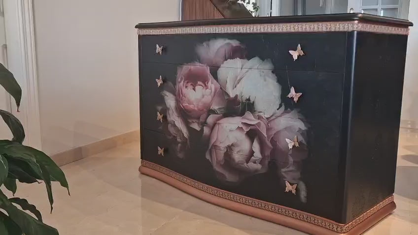 Cómoda antigua restaurada artesanalmente con rosas, damasco lateral y tiradores mariposa bronce. video
