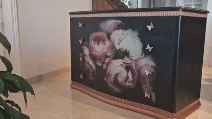 Cómoda antigua restaurada artesanalmente con rosas, damasco lateral y tiradores mariposa bronce. video
