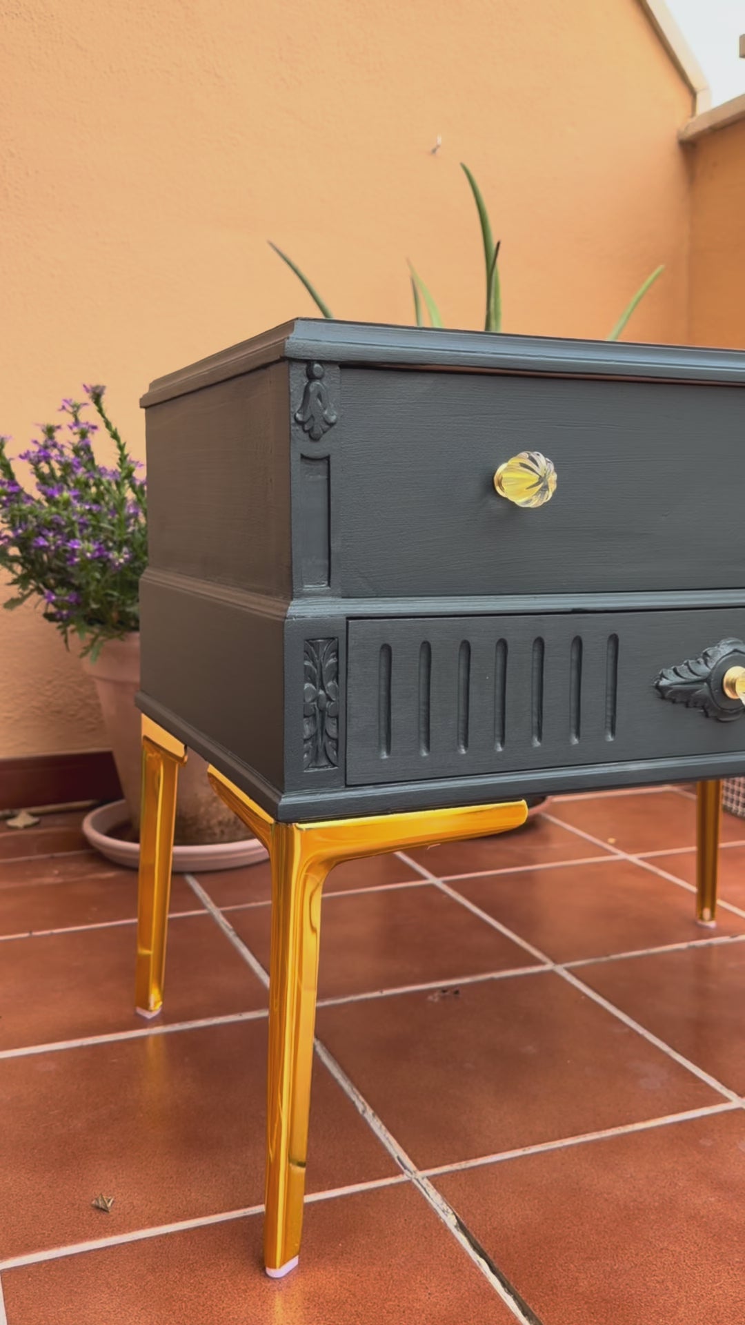 Mesita de noche Art Déco azul restaurada a mano por Anaqa Design — vista en movimiento de los detalles tallados, tiradores de cristal y patas doradas