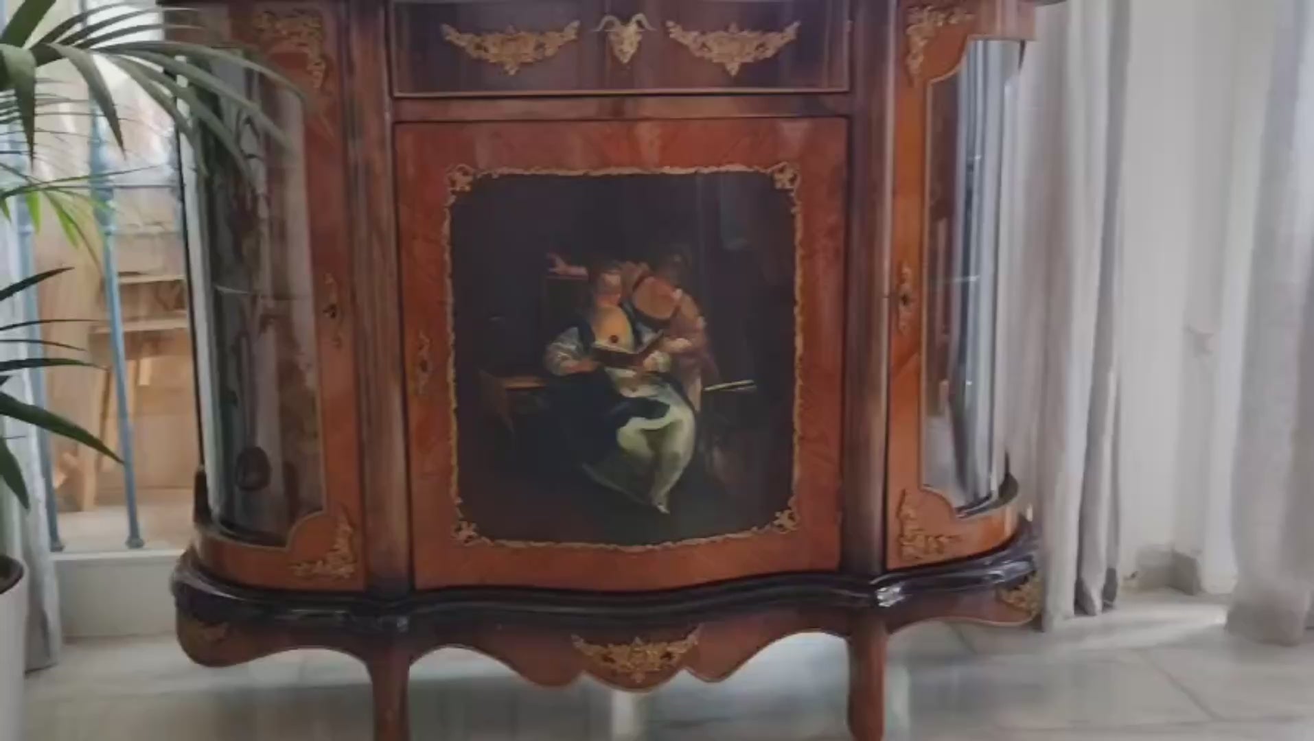Mueble antiguo Luis XV francés - detalle pintura óleo, bronce y interior tapizado. video