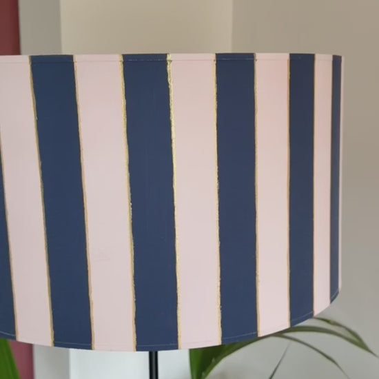Pantalla de lámpara cilíndrica pintada a mano en rosa y azul con interior dorado – iluminación decorativa artesanal Anaqa Design

