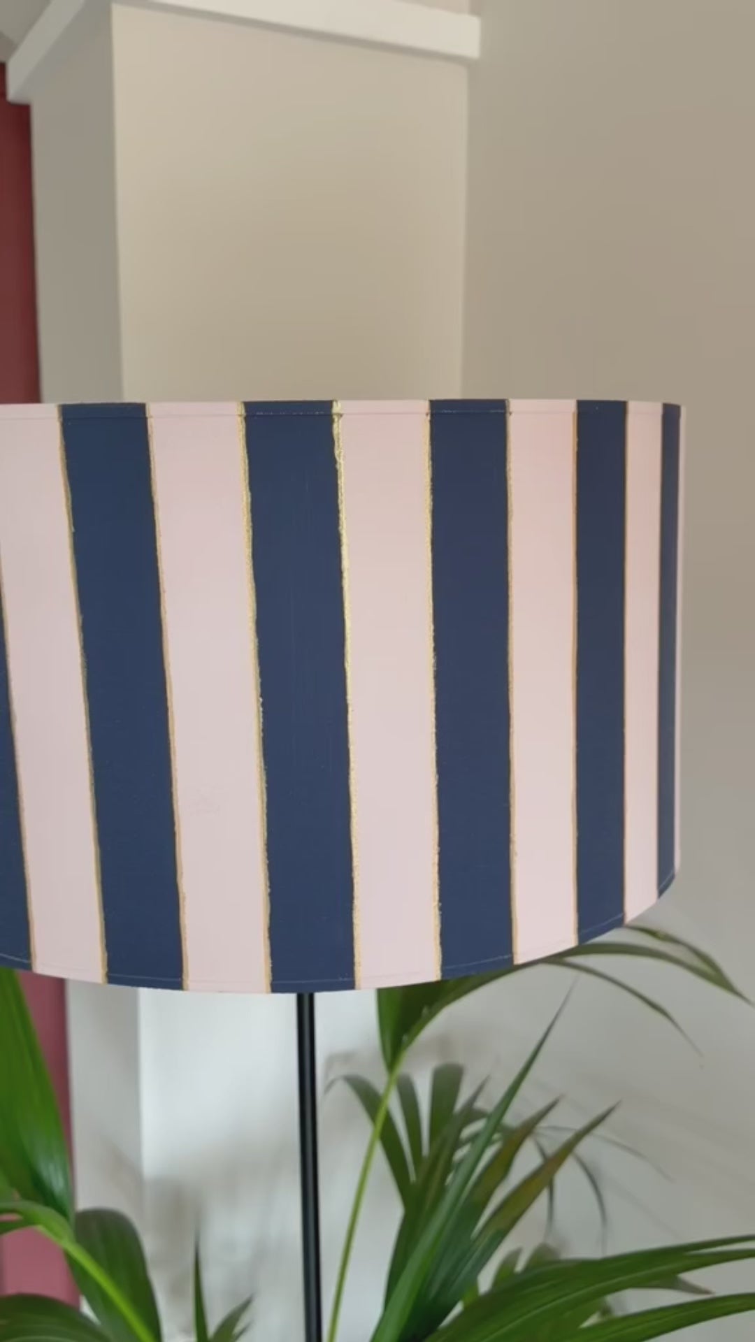Pantalla de lámpara cilíndrica pintada a mano en rosa y azul con interior dorado – iluminación decorativa artesanal Anaqa Design


