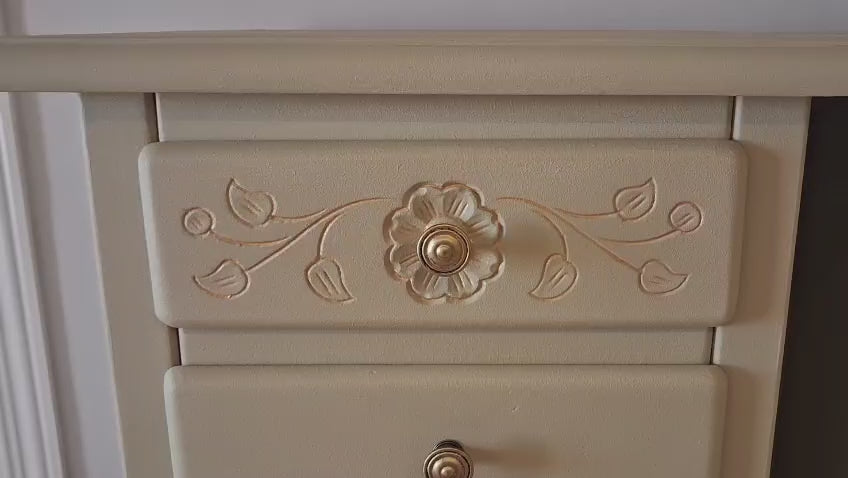Conjunto de 2 mesitas de noche vintage restauradas pintadas a mano en verde limón beige con tiradores latón dorado. video