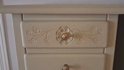 Conjunto de 2 mesitas de noche vintage restauradas pintadas a mano en verde limón beige con tiradores latón dorado. video