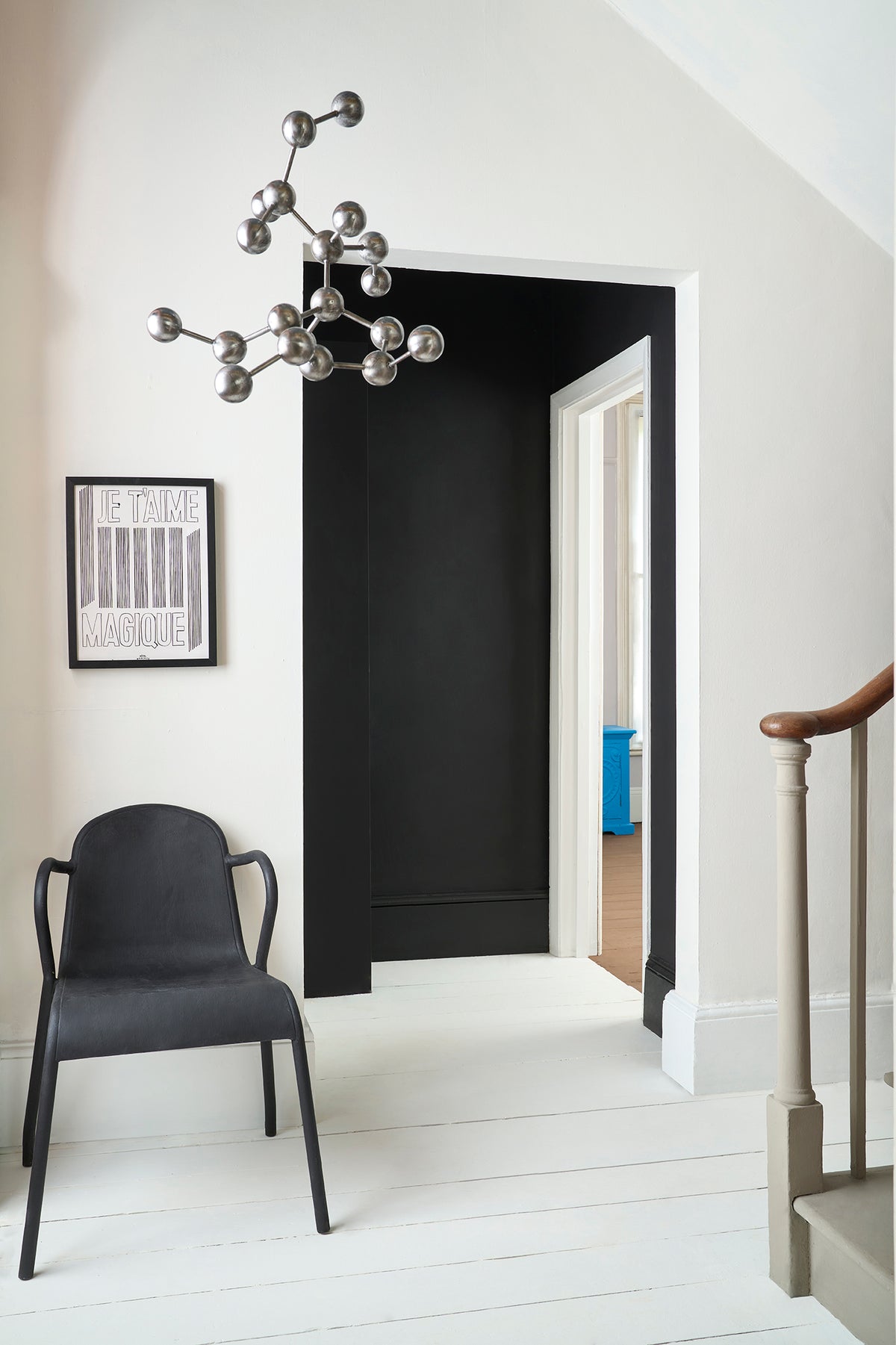 Pasillo pintado con Wall Paint Pure y Athenian Black de Annie Sloan
