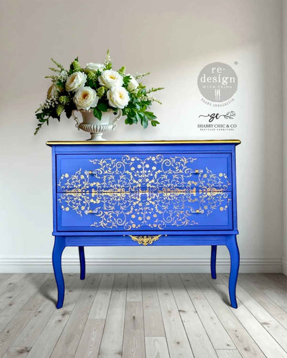 Transferencia decorativa Manor Swirls Kacha en cómoda azul cobalto restaurada - espirales blancos y dorados en cajones - Re-Design with Prima
