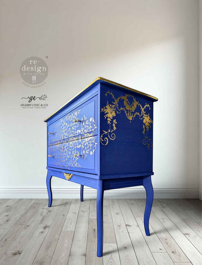Transferencia decorativa Manor Swirls Kacha en cómoda azul cobalto - vista lateral con espirales dorados y blancos - Re-Design with Prima