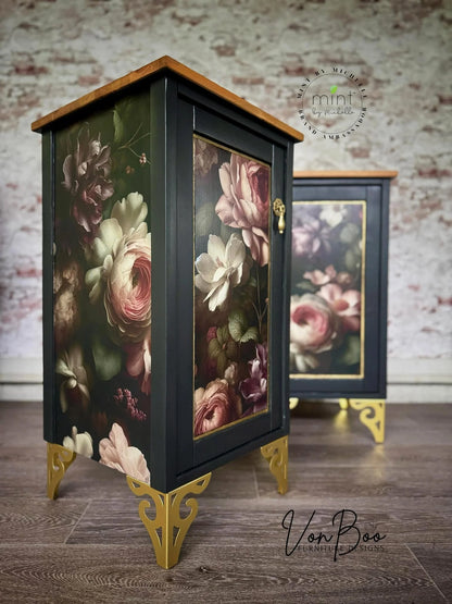 Papel decoupage Shadow Garden de Mint by Michelle en mesitas negras con patas doradas caladas — rosas rosas y blancas estilo pintura flamenca sobre fondo verde oscuro
