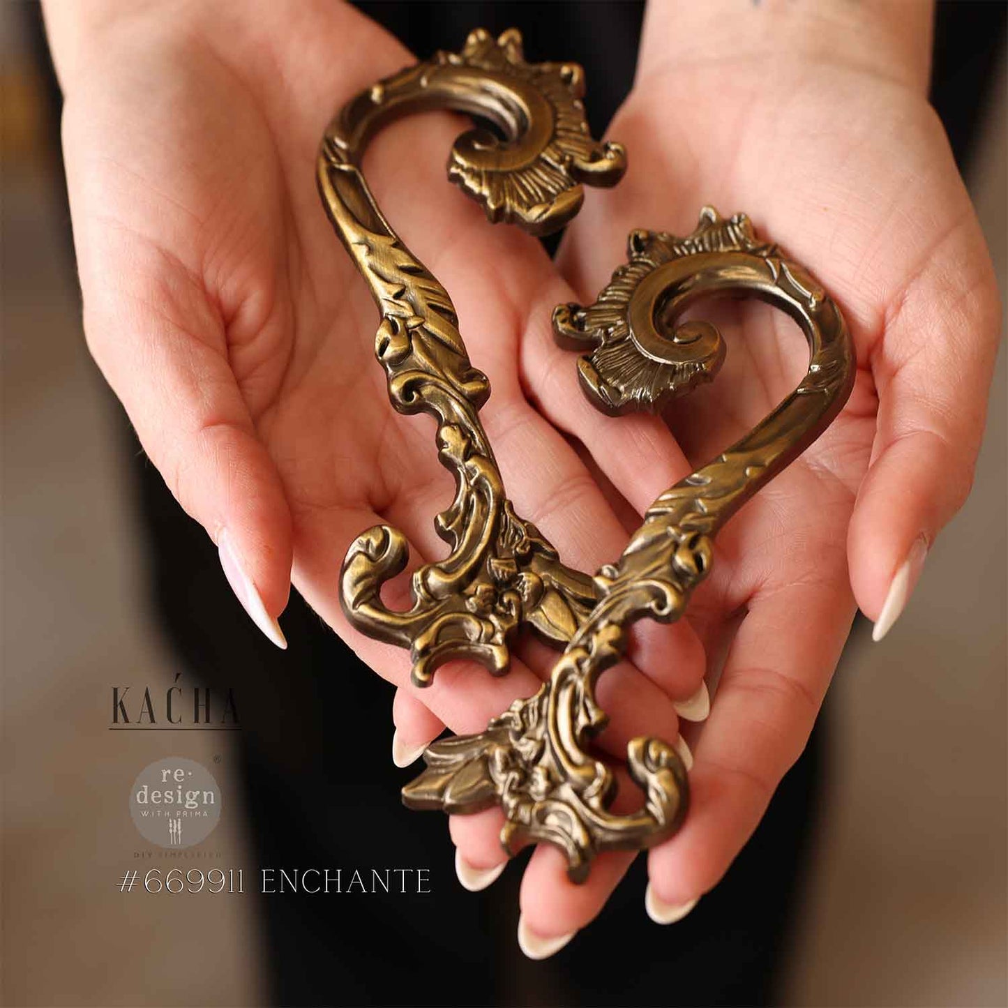Tiradores decorativos Kacha Enchanté ref. 669911 - par de tiradores barrocos metálicos bronce antiguo sostenidos en manos - Re-Design with Prima
