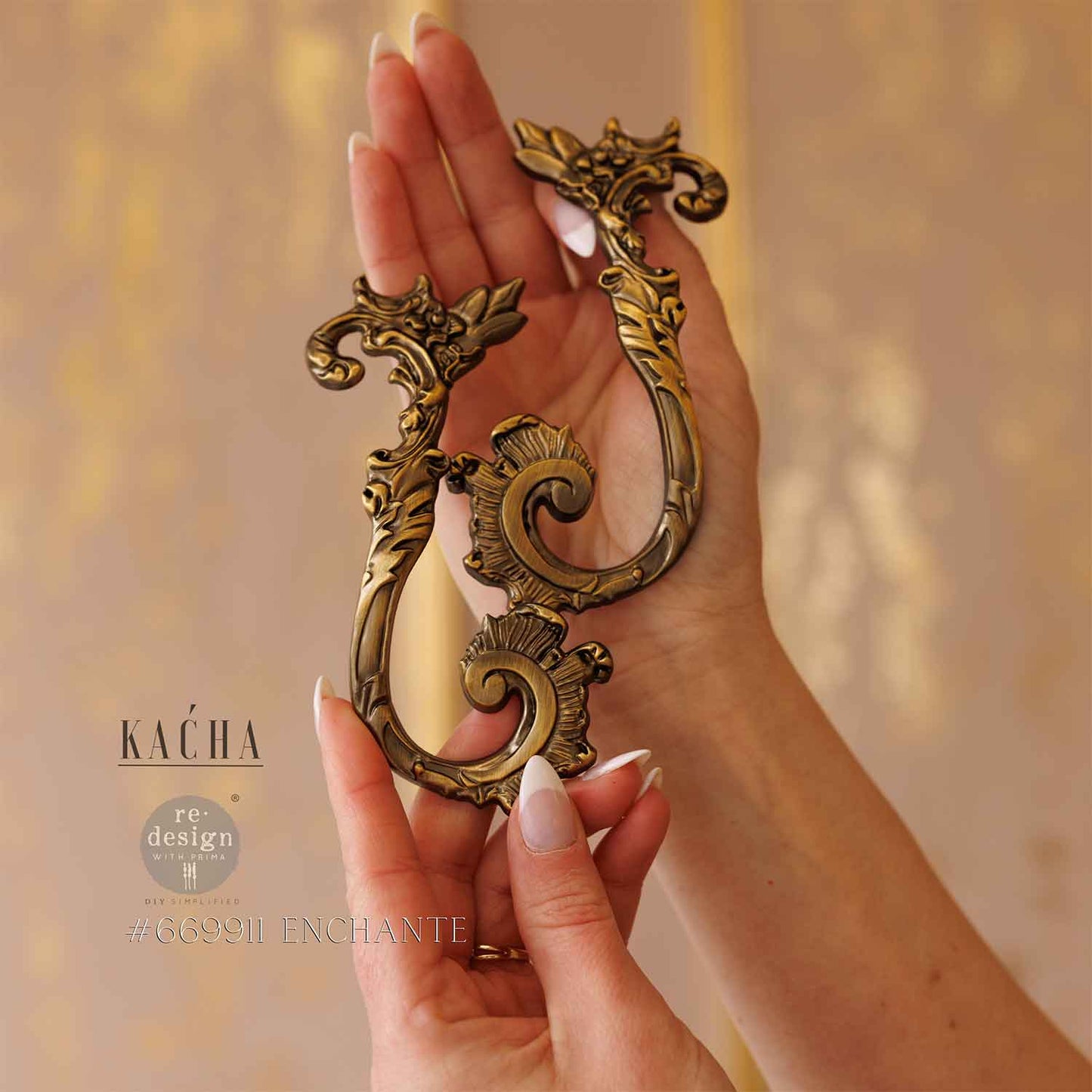 Tirador decorativo Kacha Enchanté ref. 669911 - detalle de ornamento barroco metálico bronce antiguo con volutas y hojas de acanto - Re-Design with Prima
