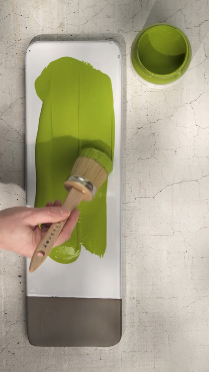 Pintura a la tiza Alchemy deslizándose con brocha sobre superficie de madera